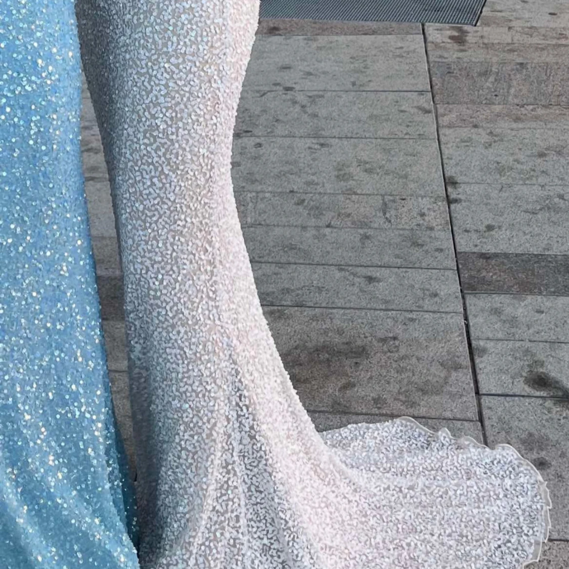 Vit glittrig långklänning med öppen rygg - 1