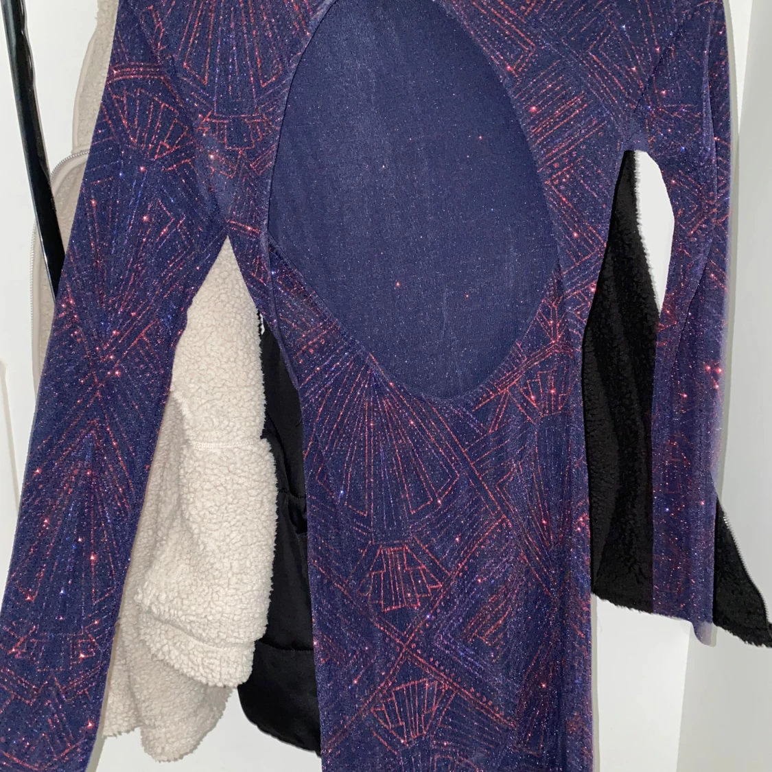 Mörkblå glittrig långklänning med öppen rygg - 2