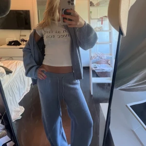 Blått sett 🩵 - As snyggt trendigt set ifrån Edikted. Byxorna och tröjan har en loose passform och är perfekta för en avslappnad stil. Aldrig använt, helt nytt med lapp kvar🩵🩵