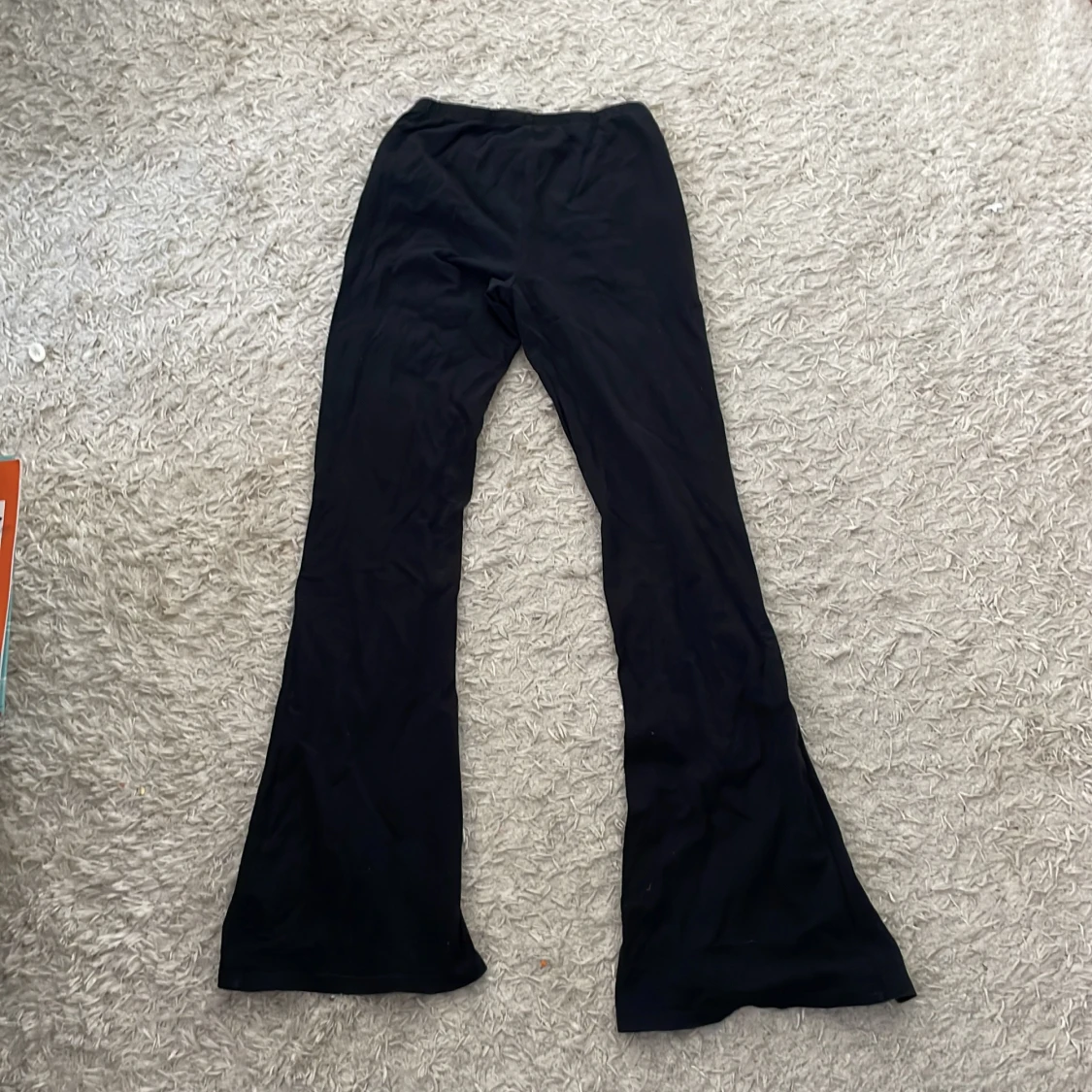 Svarta bootcut byxor med slits - 1