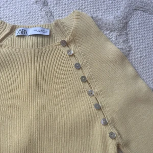 Topp från Zara  - Supersnygg topp från Zara! Helt slutsåld.❤️ Storlek M men skulle säga att den är lite mindre i storlek