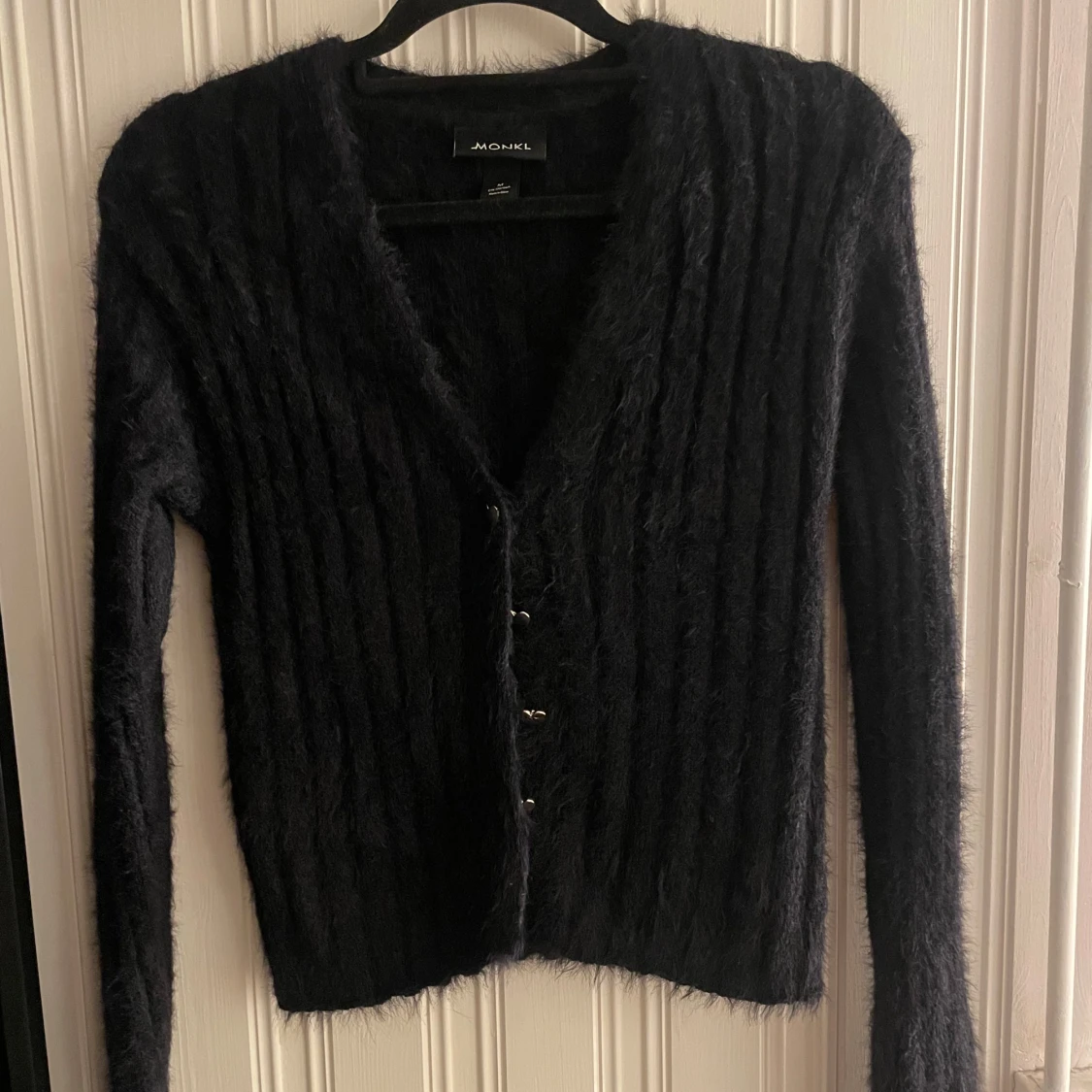 Svart fluffig kofta från Monki med hjärtknappar
