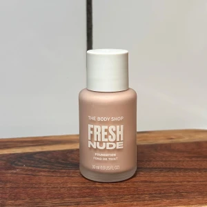 The Body Shop Fresh Nude Foundation - Foundation från The Body Shop i serien Fresh Nude, färgen light 1C. Jag har 6 flaskor så hör av er angångendd hur många ni vill ha
