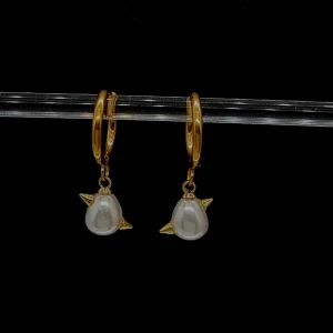 Örhängen  - Rostfritt stål och pärlor. Längd-3cm