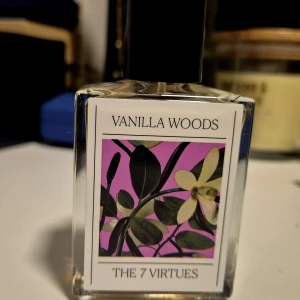 Vanilla Woods parfym 50ml The 7 Virtues - Vanilla woods, en UNDERBAR parfym som inte kommer till användning. 50ml flaska, använd en gång (bild i kommentarerna för mängd), köpt den 27.december, har förvarats mörkt och svalt. 