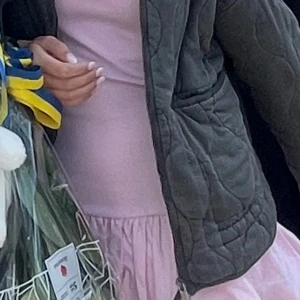 Ljusrosa kort klänning  - Supersöt ljusrosa kort klänning med volang nertill.