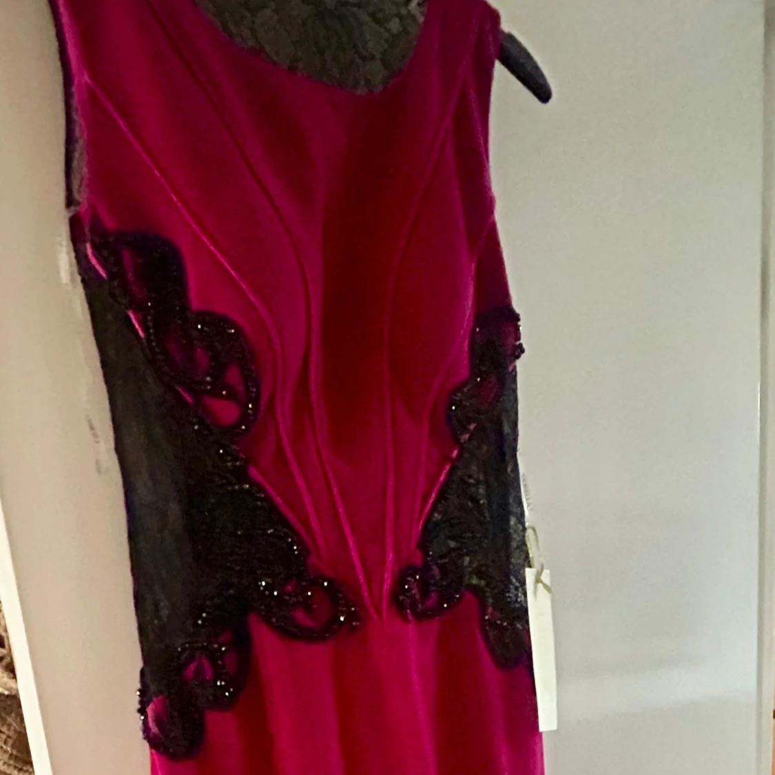 Mörkrosa långklänning med spets från Odrella