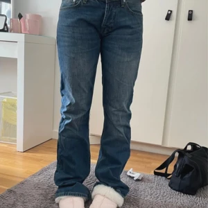 Blå jeans från Lbt modell Tinman W28 L34 - Säljer ett par klassiska blå jeans från Lbt i rak modell. Jeansen har normal passform, fem fickor och snyggt tvättad denim. Perfekta till sneakers eller boots och funkar året runt. Materialet är slitstarkt jeans och färgen är en djup blå med lätt slitning.