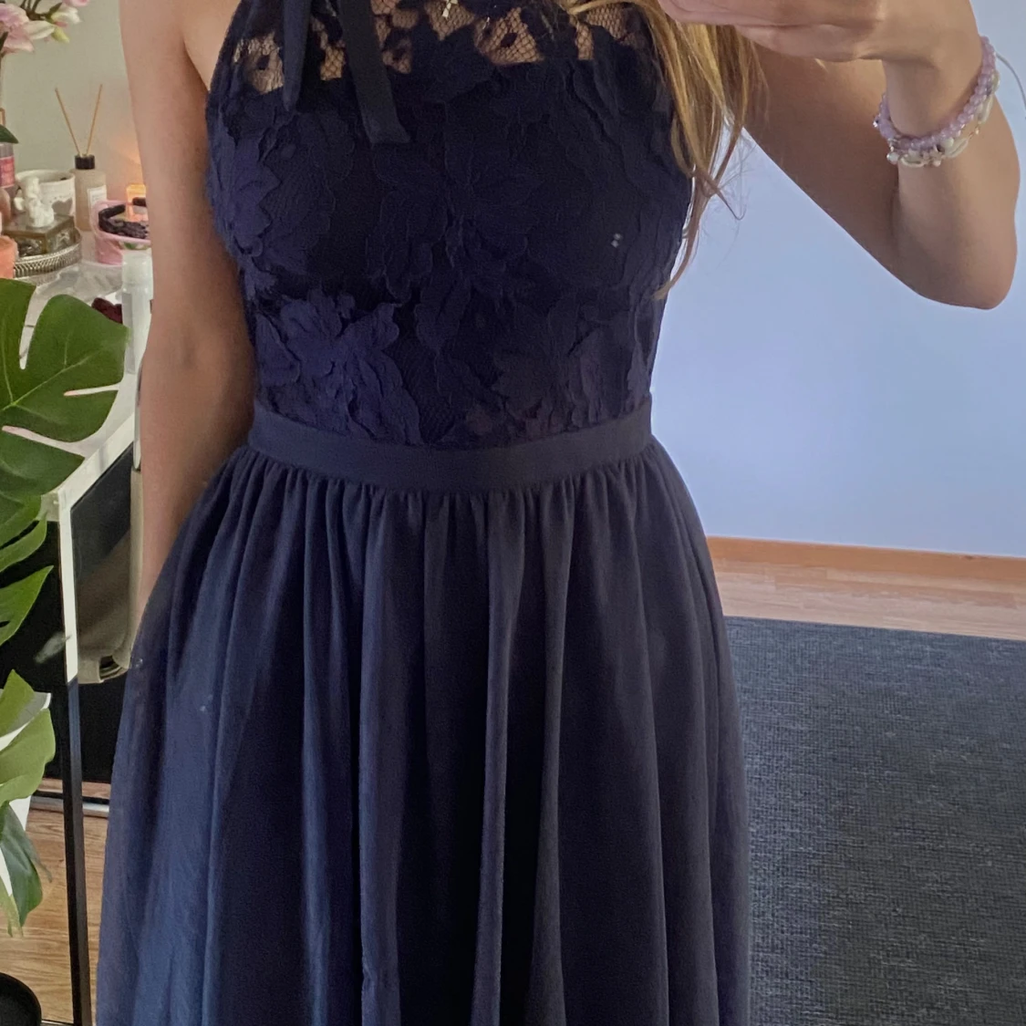 Mörkblå spetsklänning med knyt - 1