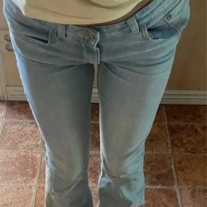 Ljusblåa lågmidjade lager 157 bootcut jeans - Passar någon som är 160 cm, och har storlek 36/S i gina tricot jeans. Väldigt fina.