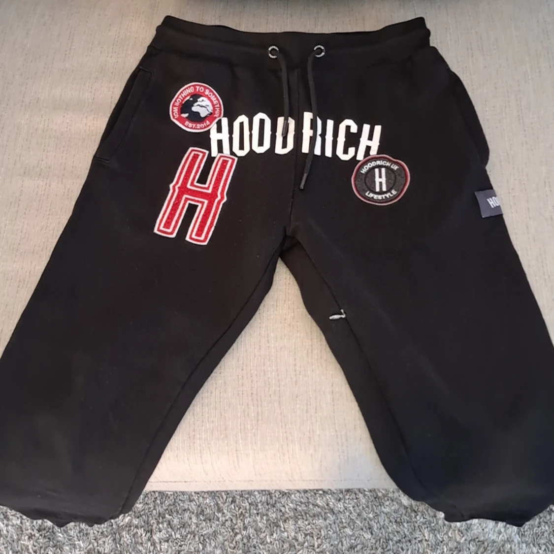 Svarta Hoodrich mjukisbyxor med patchar