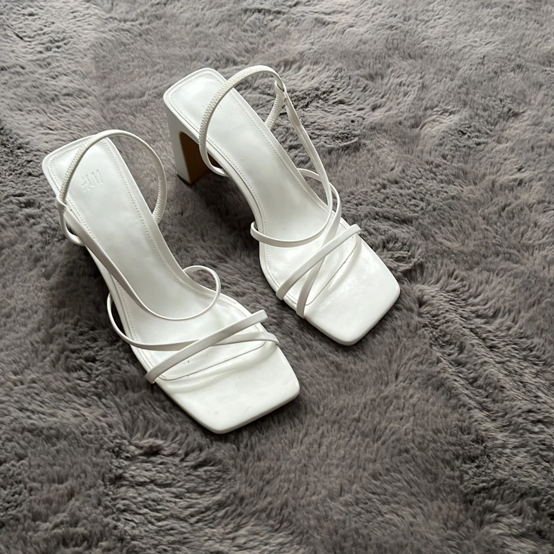 Vita sandaler med klack från H&M