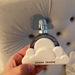 Ariana Grande Cloud parfym - Superfin parfym från Ariana Grande i modellen Cloud. . Perfekt för dig som gillar söta och fräscha dofter och vill ha en snygg parfymflaska på hyllan. Beställde den men doften satt inte bra på min hud. 