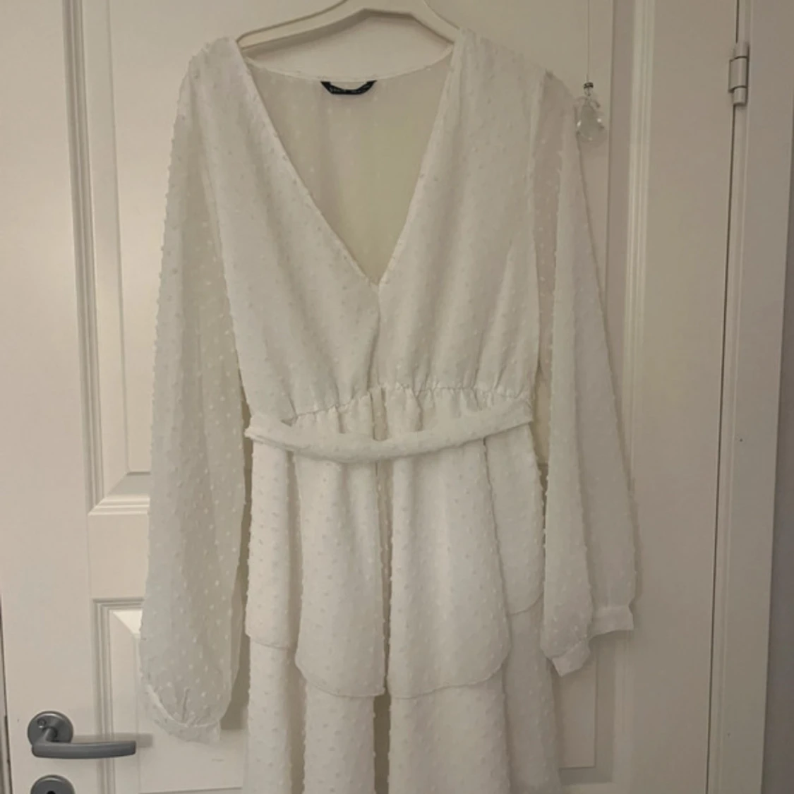 Vit prickig omlottklänning med bälte - 1