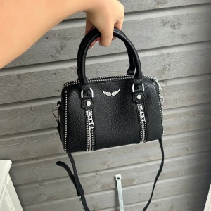 Sunny bag zadig - Säljer min Sunny XS Studs som bara använts försiktigt. Den är i väldigt bra skick, köpt för 2300 kr via Plick. Jag har börjat använda en annan väska mer, så denna får lämna samlingen. Mått: 23 x 14 x 11.5 cm. Dustbag medföljer inte. 