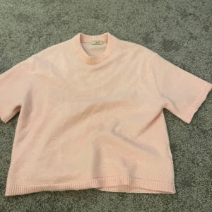 Ljusrosa stickad kortärmad tröja - Säljer denna rosa stickade tröjan från Gina i storlek S, säljer då den inte kommer till någon användning längre!💞