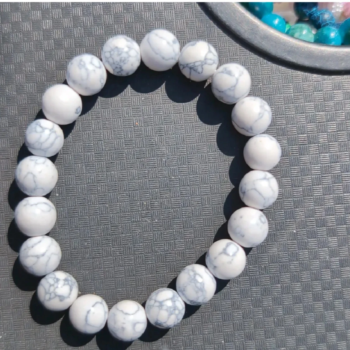 Vitt pärlarmband med marmormönster