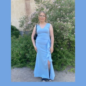 Ljusblå långklänning från WalG - Säljer min systers balklänning från WalG, endast använd två gånger och i mycket fint skick. Storlek S. Tyget är stretchigt och sitter bekvämt, inte tajt eller stelt.👗👠🥂💕Skickas helst med PostNord. Pris går att diskutera!🙌🏻