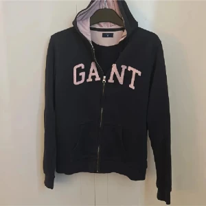 Hoodie från gant 158/164 - Jättesöt hoodie från Gant med zipup, babyrosa och marinblått vilket är superfint! Storlek 158/164 som sitter som xs! Aldrig använd därav priset! 