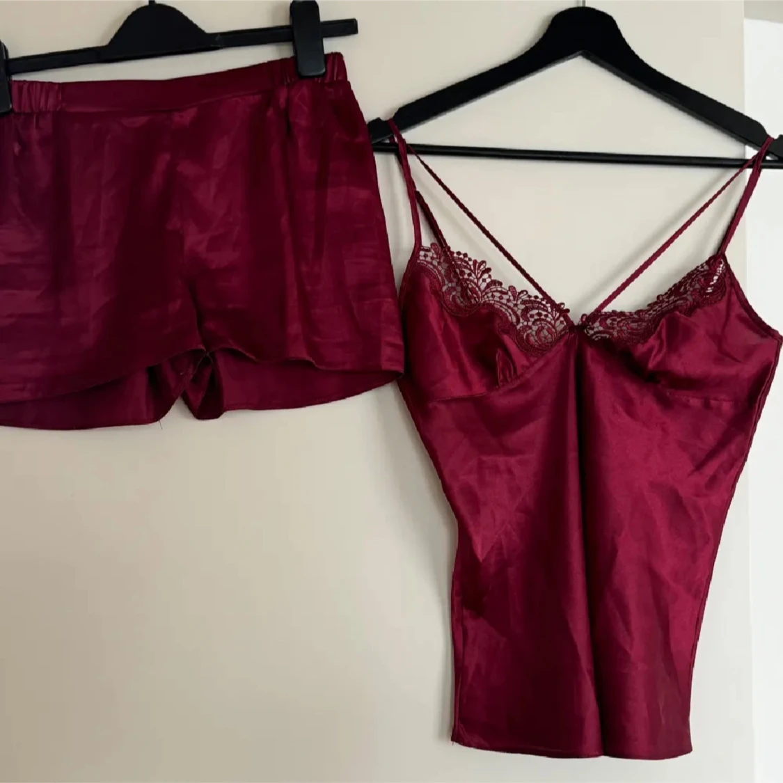 Vinröd sidenlinnetopp med spets