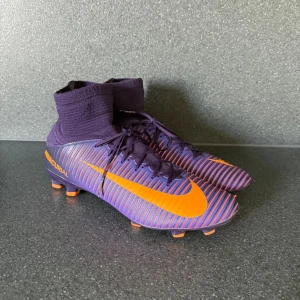 Nike Mercurial fotbollsskor - Säljer ett par fotbollsskor skor inte säljs/tillverkas mer, inte alls ofta man ser sånna skor i denhär kvaliten. Dem är i väldigt bra skick, andvända kanske 5-10 gånger.