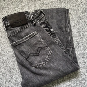 Replay grå jeans herr 30/32 - Snygga grå jeans från Replay i storlek 30/32. Jeansen har smal passform och normal midja. Använts 2-4 gånger