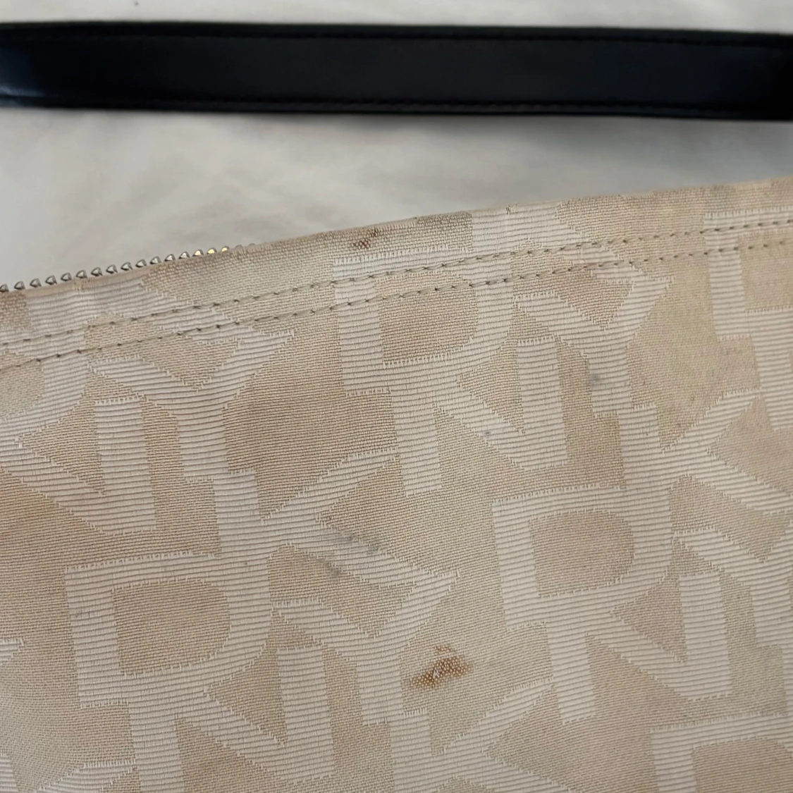 Beige axelväska vintage från DKNY - 4