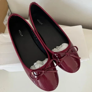 Vinröda ballerinas från Nelly - Snygga vinröda ballerinas från Nelly med glansig finish och söt rosett framtill❤️