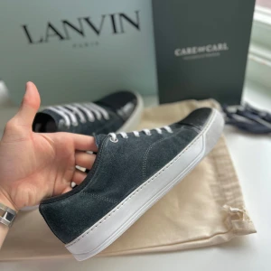 Lanvin skor - Bra skick, sliten och solbränd mocka men annars fina. Nypris ca 5000kr. Storlek Uk 7. Dustbag och original snören medföljer(Obs, slitna snören). Skriv för mer information🤝