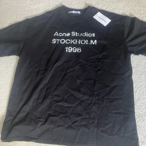 Acne studios t shirt M - Acne studios t shirt i storlek M men passar nog L bättre, har tyvärr kastat påsen bara tag finns. Skriv vid någon fundering