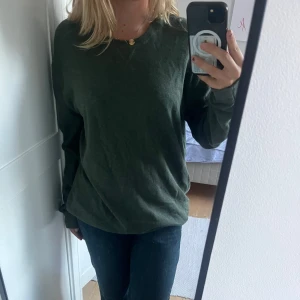 Mörkgrön stickad tröja från Kappahl - Mysig mörkgrön stickad tröja från Kappahl i storlek XL. Tröjan har rund halsringning och långa ärmar, perfekt för lager på lager. Skriv om bingar några frågor💕💕
