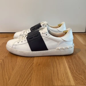 Valentino Open  - Säljer dem här Valentina skorna. Dem är använda fåtal gånger med ett grymt skick. Inga som helst defekter på skorna. Hör av vid funderingar!