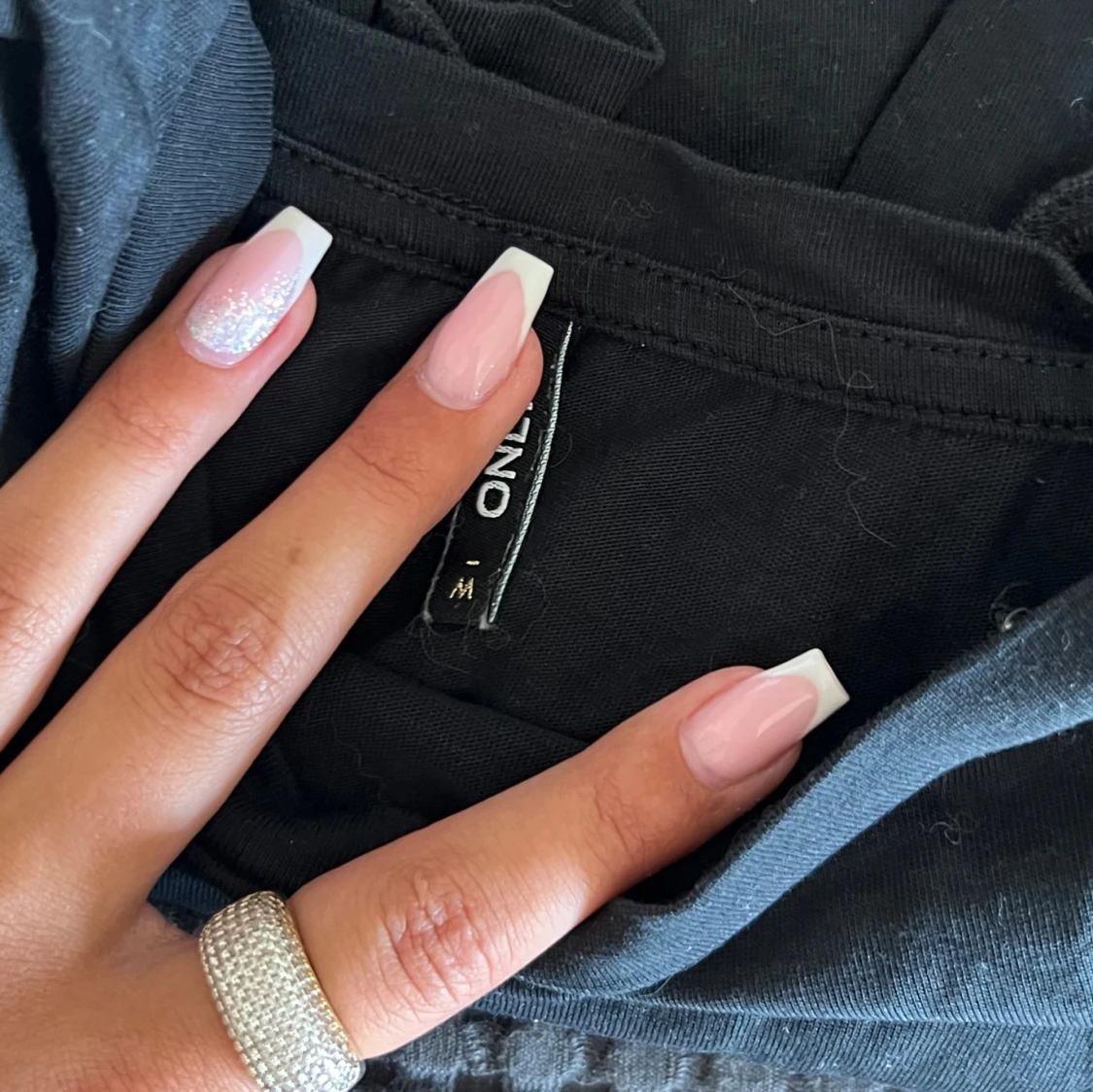 Svart blus med broderade volangärmar - 3