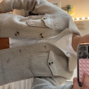 Meotine liknande jacka - Snygg beige meotine liknande jacka, liten i storlek, den är L men sitter som en S.