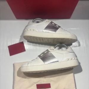 Valentino open - Hej! Säljer nu mina skor från märket Valentino, storlek 37 bra skick, allt på bilden ingår. Tveka inte på att höra av dig om du har frågor eller funderingar kring skorna! 