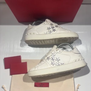 Valentino Skor - Hej! Säljer nu mina skor från märket Valentino, storlek 37 bra skick, allt på bilden ingår. Tveka inte på att höra av dig om du har frågor eller funderingar kring skorna! 