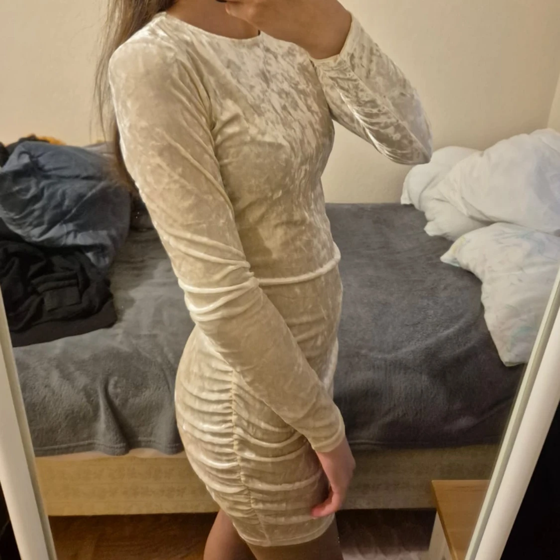 Beige sammetsklänning Gina Tricot - 1