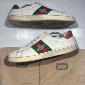 Gucci Skor - Hej! Säljer nu mina skor från märket Gucci, storlek 44 använt skick allt på bilden ingår,. Tveka inte på att höra av dig om du har frågor eller funderingar kring skorna! 