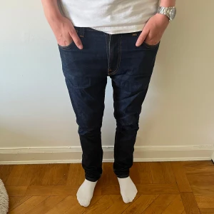 Nudie jeans  - Jeans ifrån märket Nudie Jeans, de är Dry vilket betyder att de får snygga slitningar desso mer man använder de, storlek 31/32. Midjemått: 42, ytterbenslängd: 101, jag är 180 på bild, skriv vid frågor!