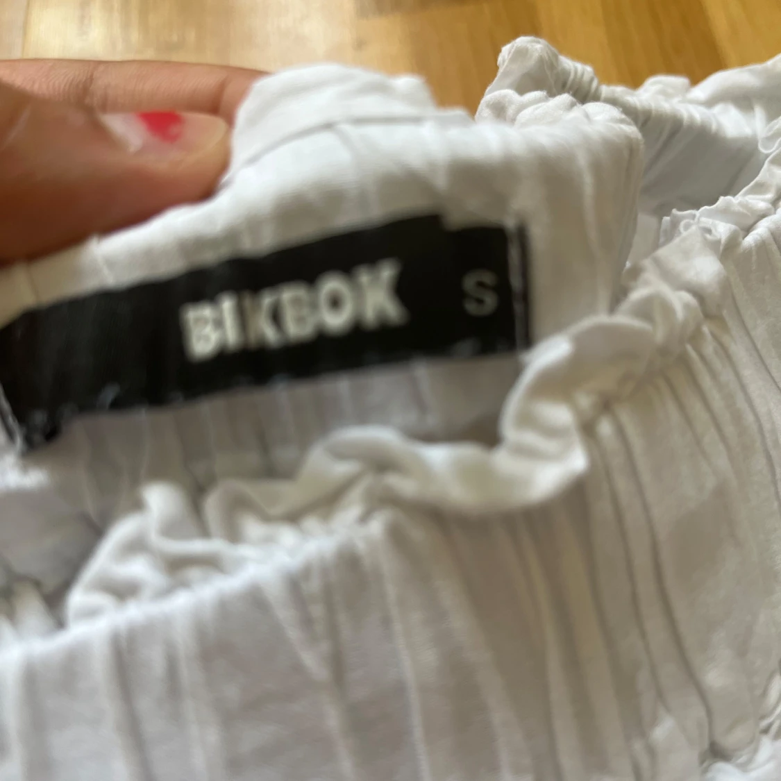 Vit volangkjol med spets från BikBok - 2