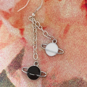 By prisförslag- 1 st Örhänge med planeter i svart och vitt - Coolt örhänge med två hängande planet-berlocker, en i svart och en i vitt, båda med silverfärgade ringar runt sig. Kedjorna är i silverfärgad metall och ger ett unikt och trendigt uttryck. Perfekt accessoar för dig som gillar rymdtema och statement-smycken.