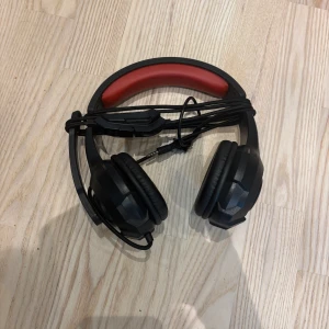 Gaming hörlurar  - Svart/röda gaming hörlurar.