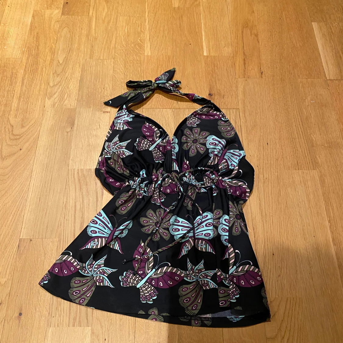 Halter topp med fjärilar