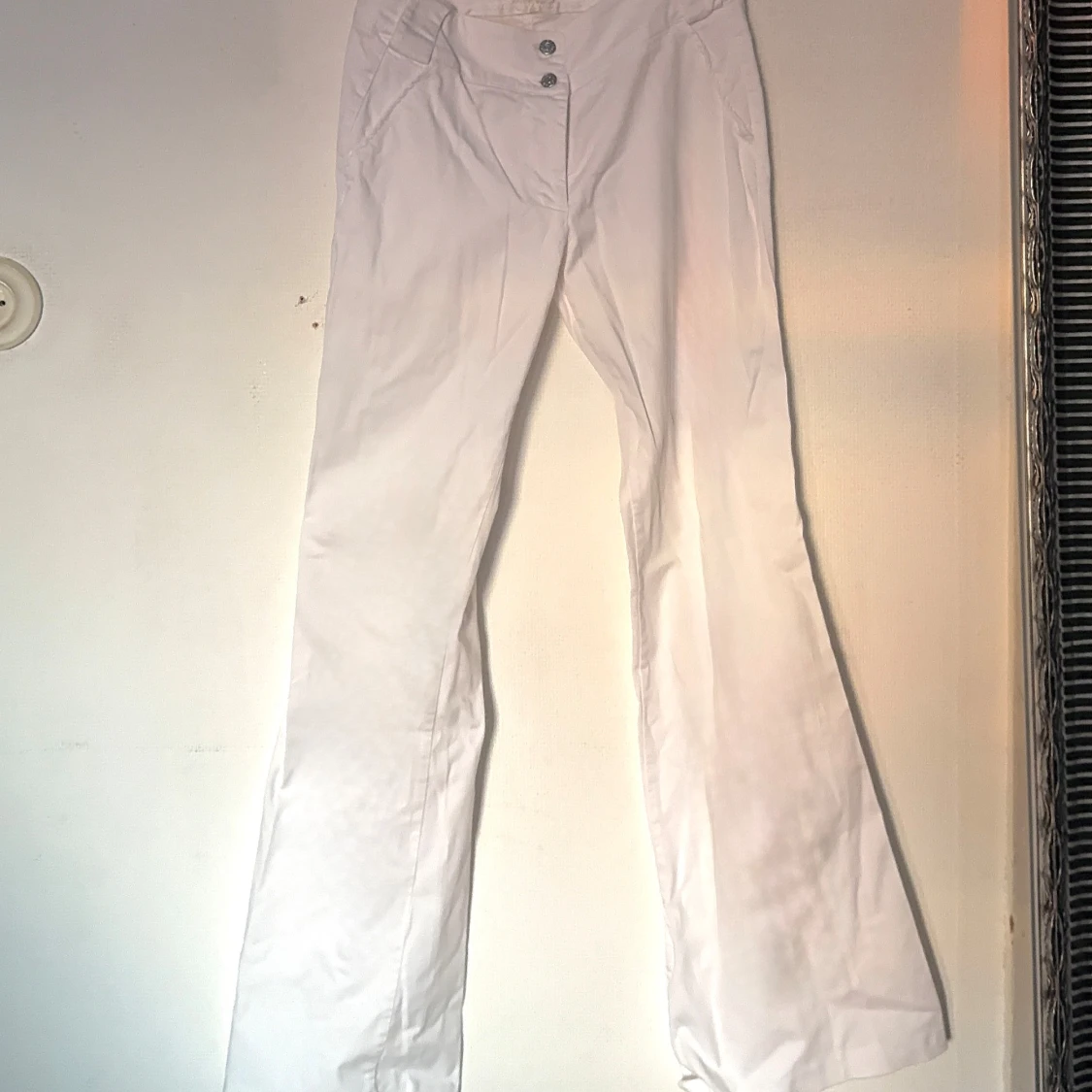Vita utsvängda bootcut byxor  - 1