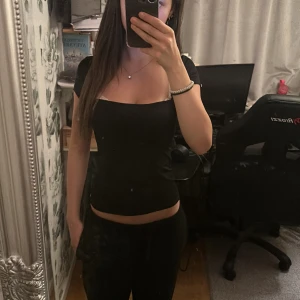 Svart topp från Nelly - Säljer en svart croppad topp från Nelly i storlek XS. Toppen har korta ärmar, fyrkantig urringning och sitter tight mot kroppen. Perfekt att styla med jeans eller kjol för en clean look. Det är ingenting fel med den utan jag säljer den bara för att den inte har kommit till någon användning. 💕