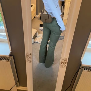 Slutsålda Hm jeans🩷🩷 - Säljer ett par populära hm jeans som är väldigt eftertraktade. Dem passar till många outfits och går inte att köpa längre. Skriv jätte gärna om ni har frågor. (Bilderna är lånade)