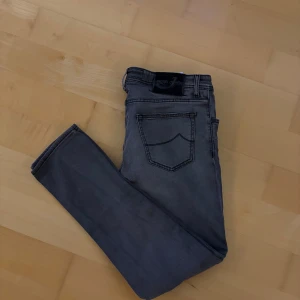 Jacob Cohen jeans - Snygga grå Jacob Cohen jeans w34 (midjemått på 90 cm) säljes. Modellen är ”style 622” (den populäraste) och sjukt snygga på. Använt men bra skick! Tveka inte vid minsta fråga eller fundering!