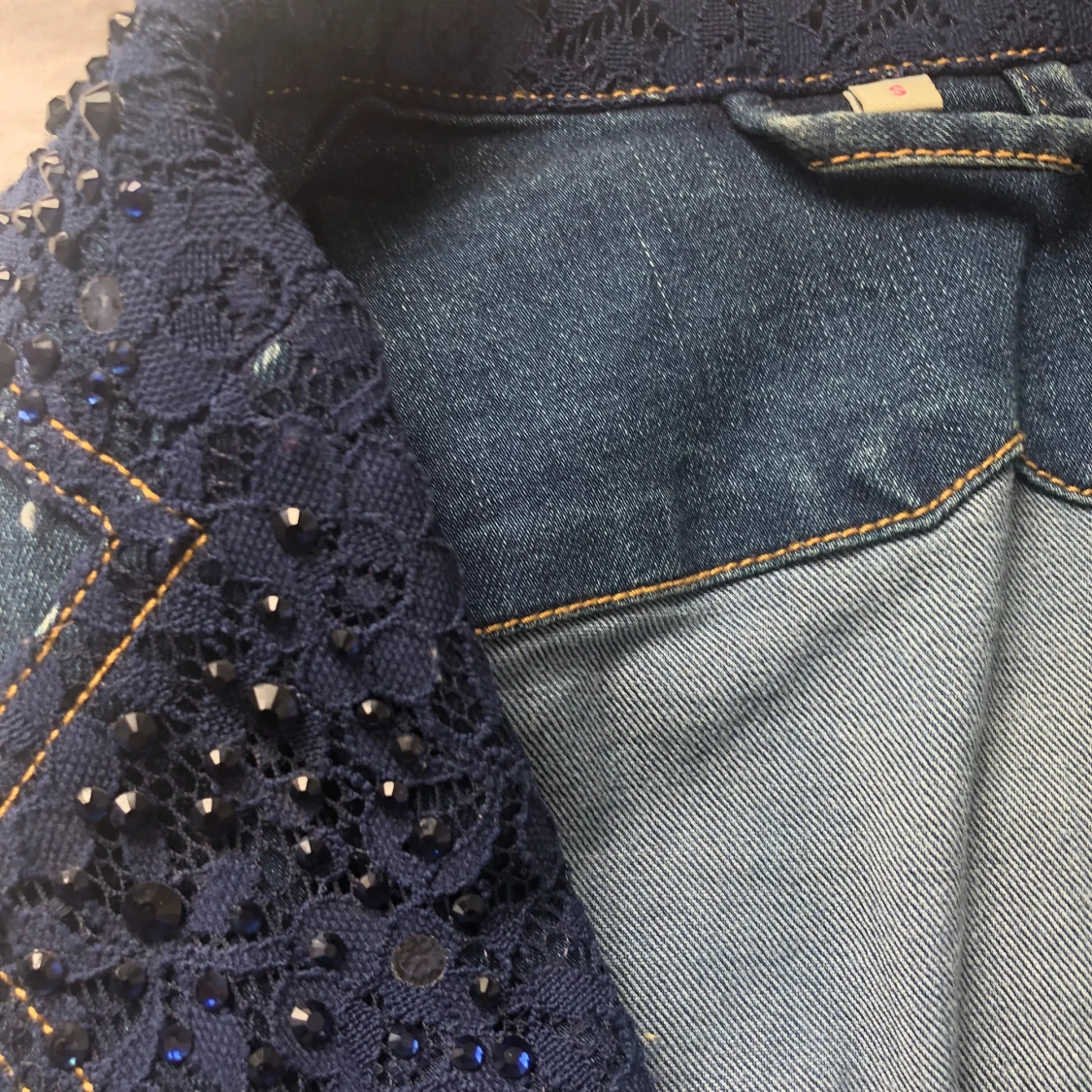 Jeansväst med spets och paljetter - 2