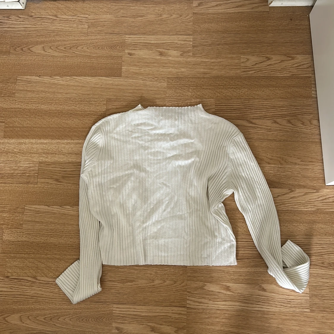 Vit ribbad croppad tröja - 2