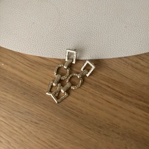 Örhängen med länkdesign - Snygga statementörhängen i guldfärg med länkdesign. De har en mix av fyrkantiga och runda länkar. Använda 2-3 ggr. Varsamt tvättade och rengjorda med desinfektionsmedel. 